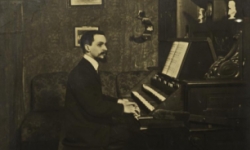 Albert jeune, jouant l'harmonium, <br> version 3 claviers et pédale